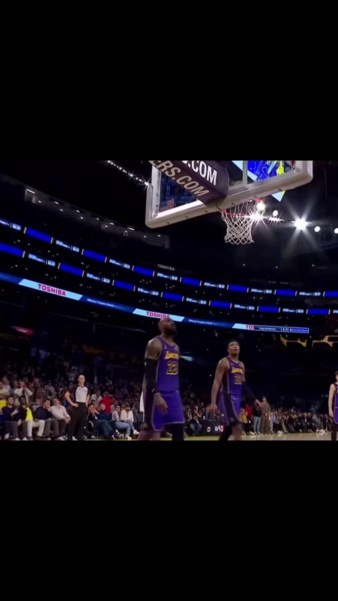 詹姆斯迎来十赛季出色发挥，西班牙队观众热烈欢呼！观众掌声雷动的简单介绍-AYX SPORTS