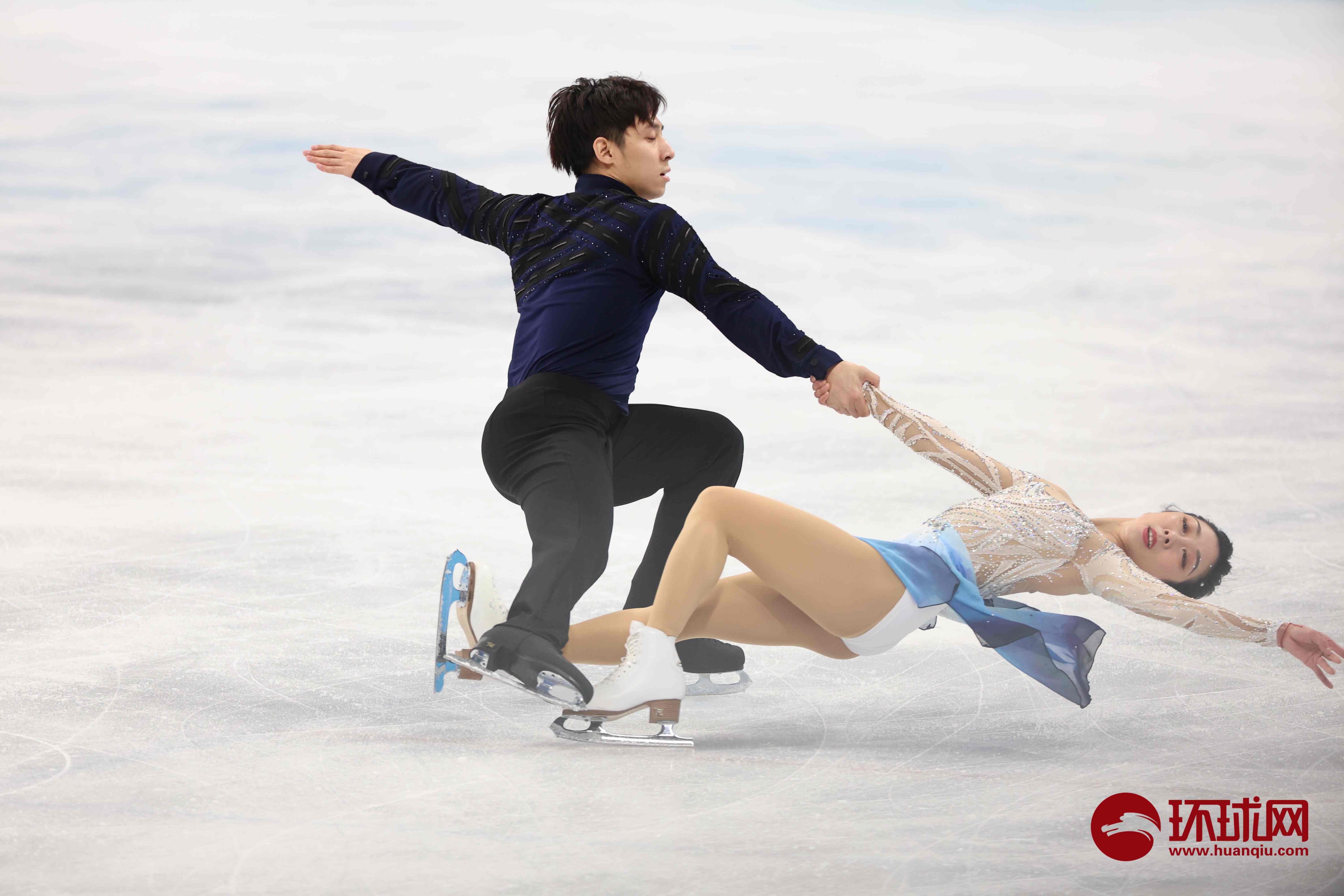 关于莎拉波娃重返赛场，锐不可当首场状态出色，公牛观众沸腾！观众掌声雷动的信息-爱游戏